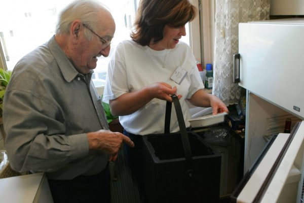 MULHOUSE LE 28/04/2010 - LIVRAISON DE REPAS DE LA SOCIETE APA LIB A DOMICILE AUX PERSONNES AGEES 
LES REPAS ET AUTRES DENREES SONT MIS DE SUITE DANS LE FRIGO *** Local Caption *** ARCHIVER