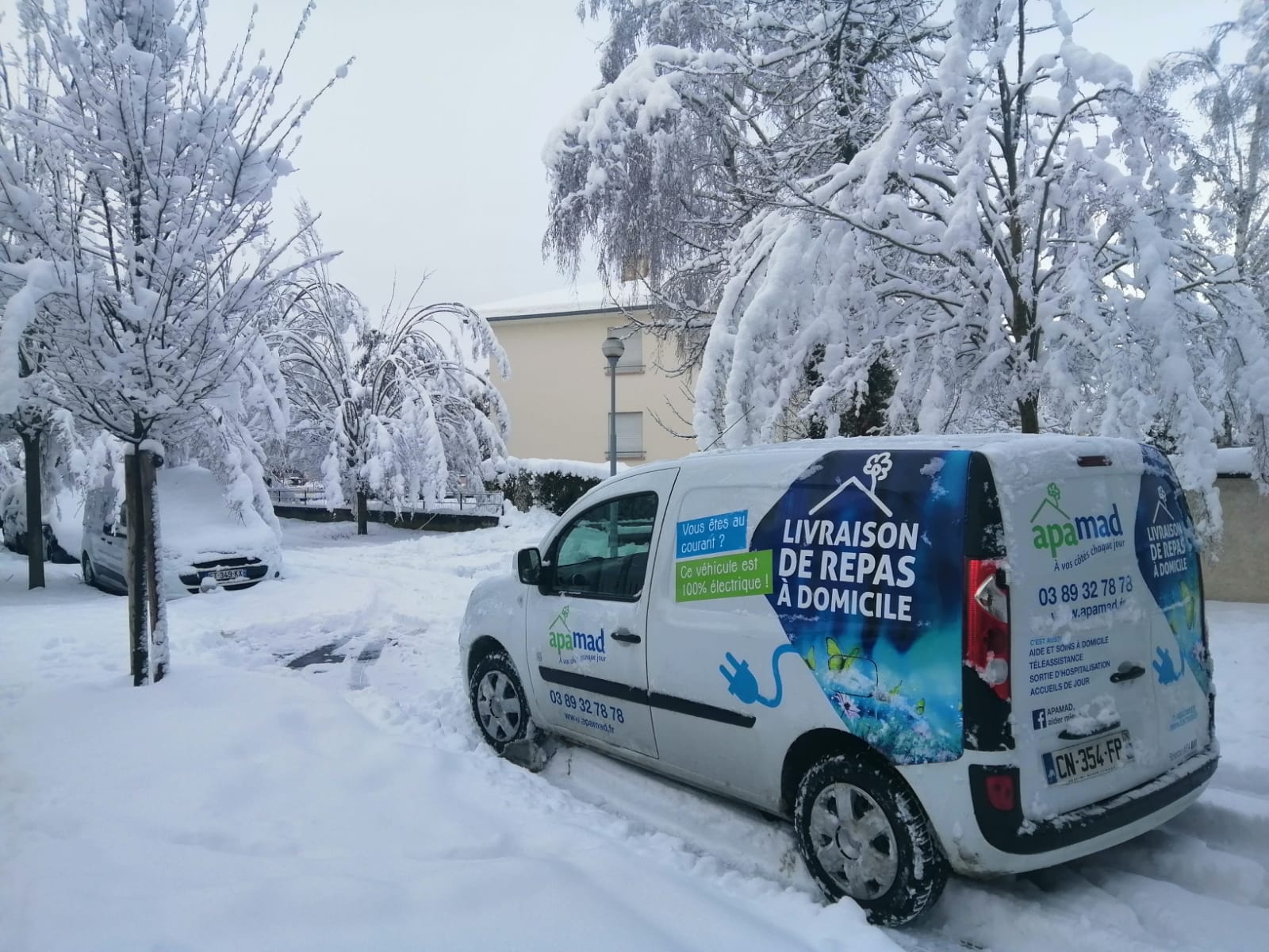 La neige n’arrête pas la livraison de repas, ni des sourires à domicile !